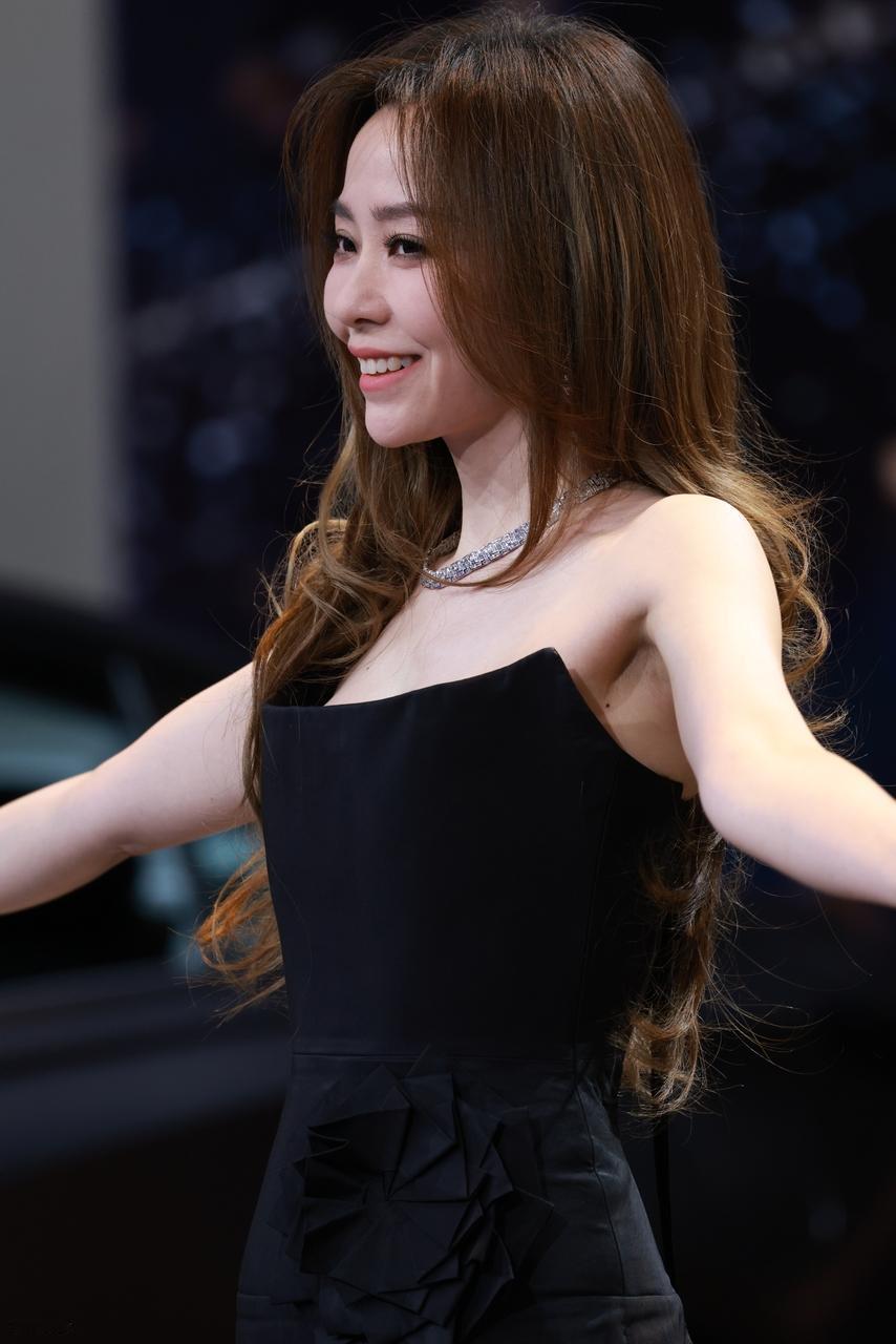 最近张靓颖在广州出席活动的时候穿了一件黑色的抹胸裙，看起来高雅又迷人。

她的身