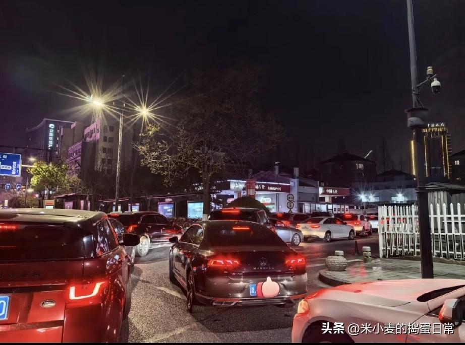 开奔驰宝马的，跟我这开破面包的抢便宜油
 
凌晨1点，加油站排起长龙，我开着破面