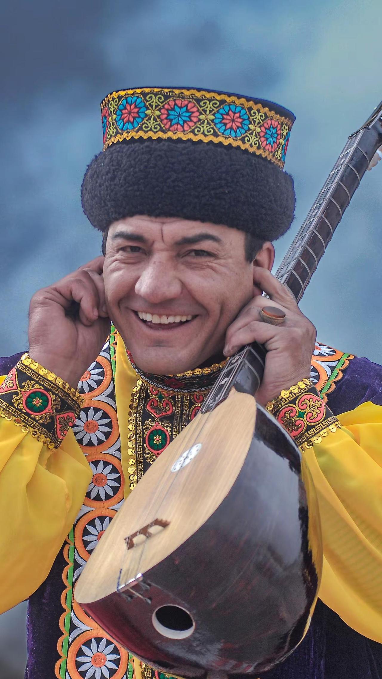 他们用笑容融化了帕米尔的冰雪也融化了我。2012年的老照片了，我保留了你们当年的