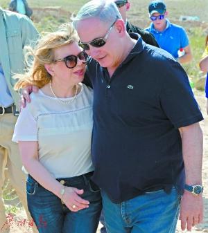 内塔尼亚胡妻子手臂有点短，一看就是个子矮小的女人，但浓缩就是精华，个小也不妨碍她