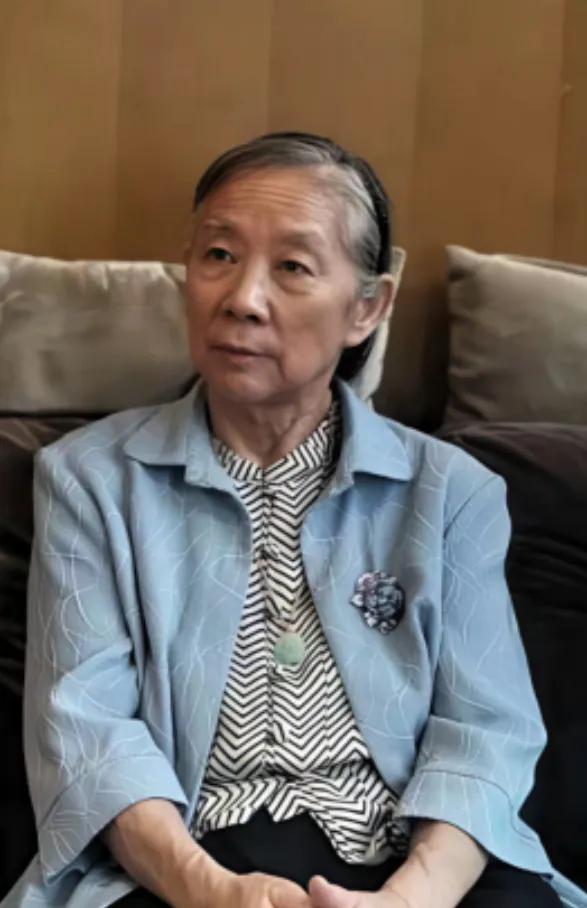 [月亮]今年82岁的林豆豆，独自居住在北京老城区的一座老房子里。既不使用智能手机