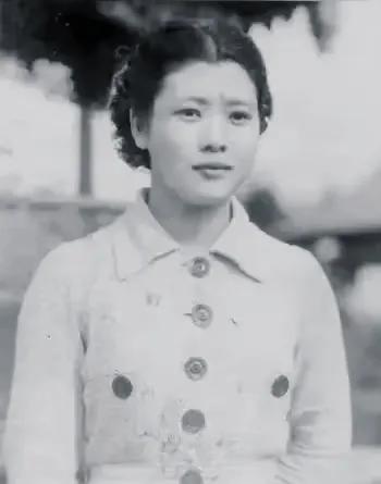 1944年深秋的南京，汪精卫的死讯刚传回国，他的机要秘书兼情人施旦就做出了一个极