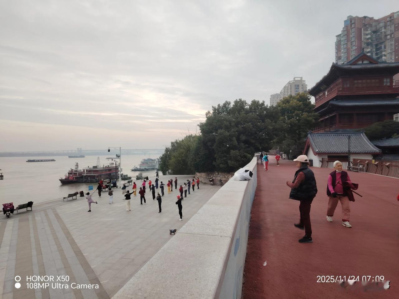 2025广州国际车展九江长江岸边晨练祝2025年广州国际车展圆满成功