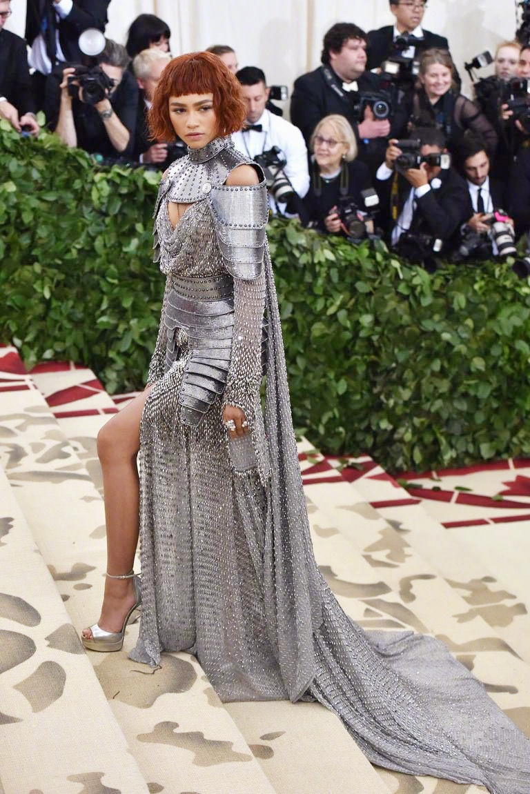 #MetGala红毯#经典造型回顾：2018年[宗教与时尚]主题，Zendaya