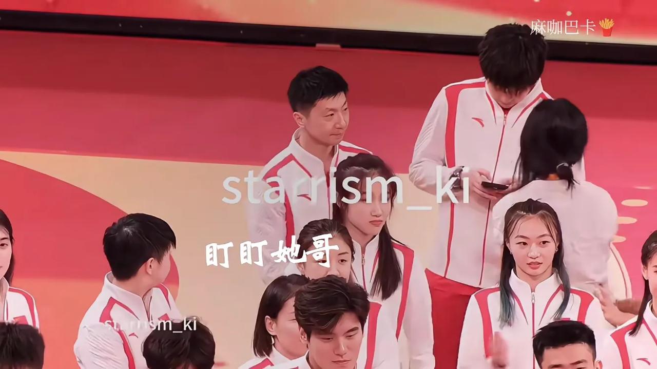 那一瞬间的眼神
任何时候都可以把我锤在坑底
恋爱过的人都懂吧
为了避嫌
害怕看她