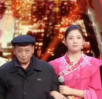 1990年，重庆36岁光棍捡到一个弃婴，养大供成博士。亲生父母开豪车来认亲，女孩