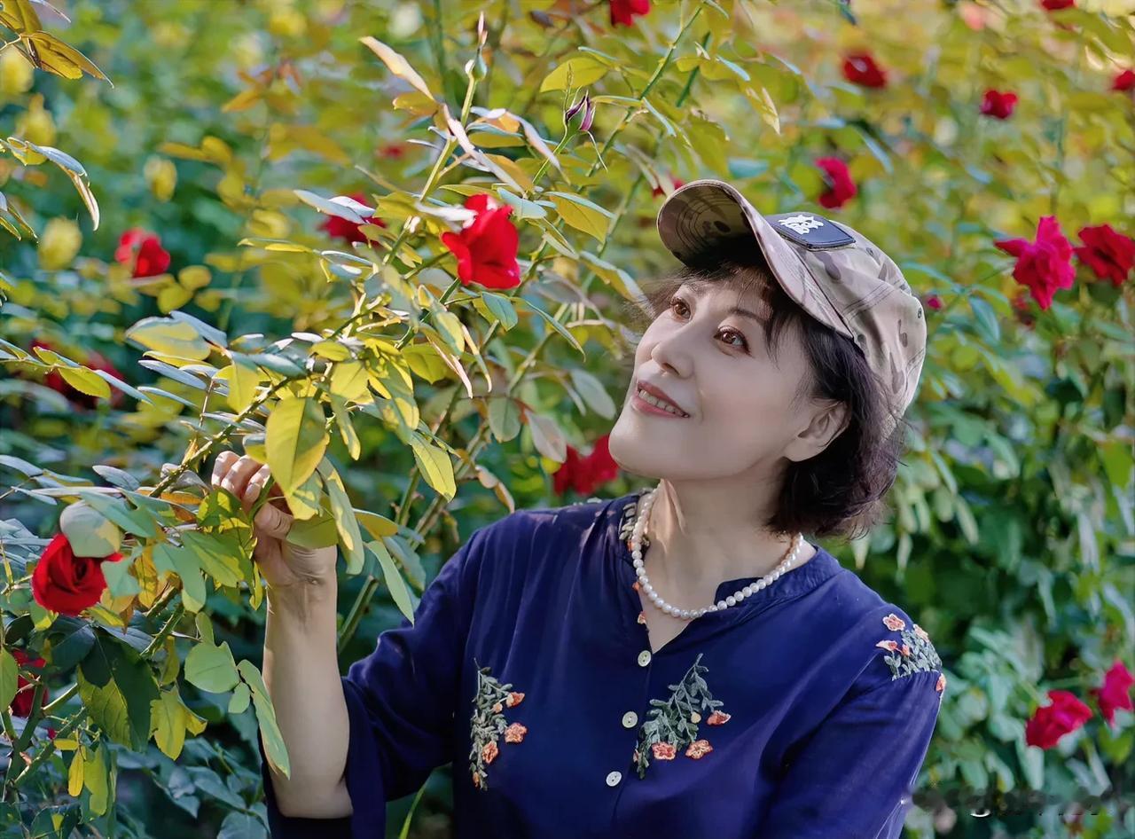 #分享一张隨手拍的花#
这应该是今年最后一茬儿月季花儿了吧？
在北方能跟菊花在初
