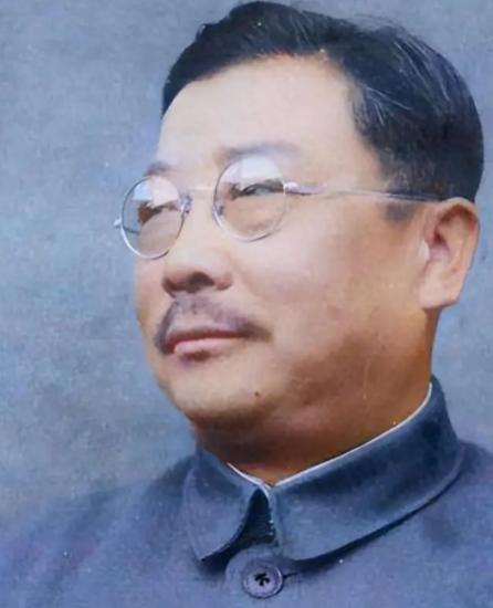 1949年，李克农突然笑问毛主席：“主席，你知道美国总统每天上班后的第一件事是什