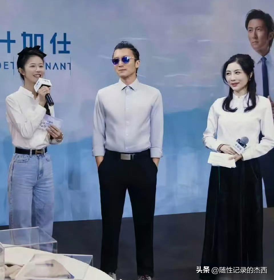 精致的脸庞，高耸的鼻梁，标致的五官，即使戴着眼镜也很容易看出来他是谢霆锋，他的身