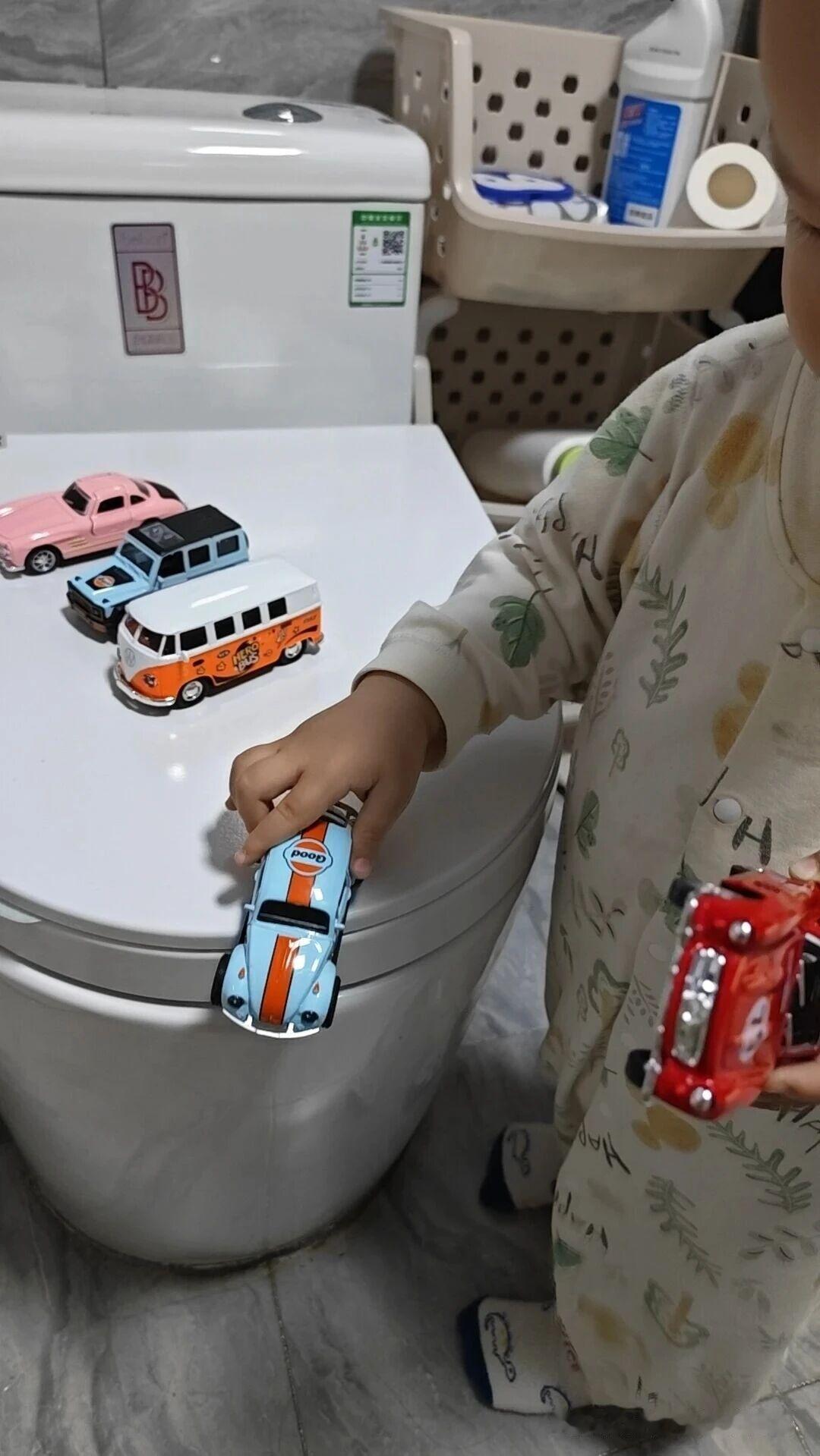 就喜欢在卫生间里玩车