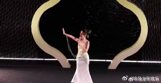 苏州河上的薛凯琪美成啥了泛舟苏州河现场氛围感十足，悠扬歌声伴着流动河水，她清雅灵