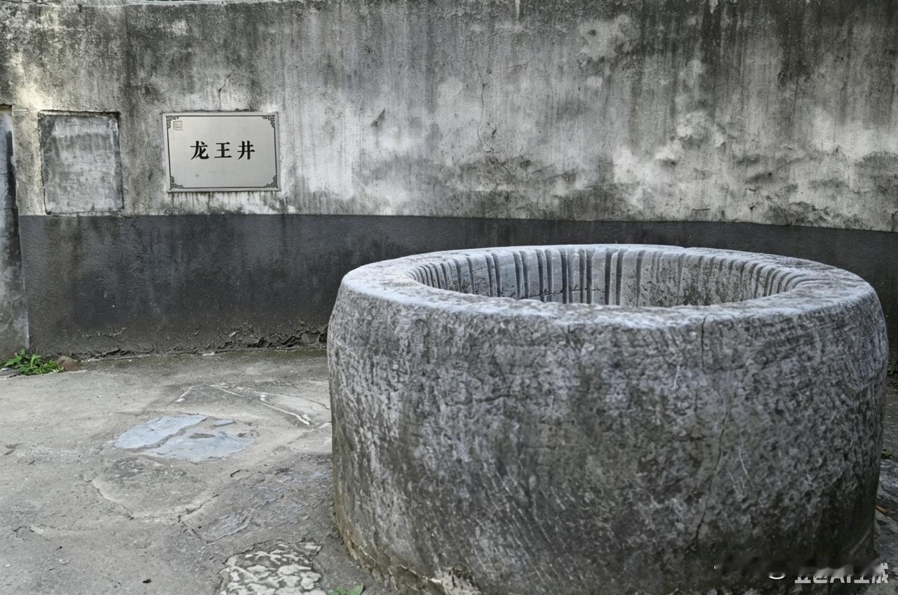 秋日生活打卡季在洪洞霍山脚下古村落，一口千年老井静静伫立。井旁藏着一座龙王庙，小