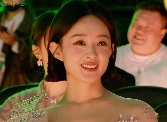 赵丽颖单看的时候还真是一般般，脸上有皱纹，看起来比较普通。但她跟其他女明星同框时