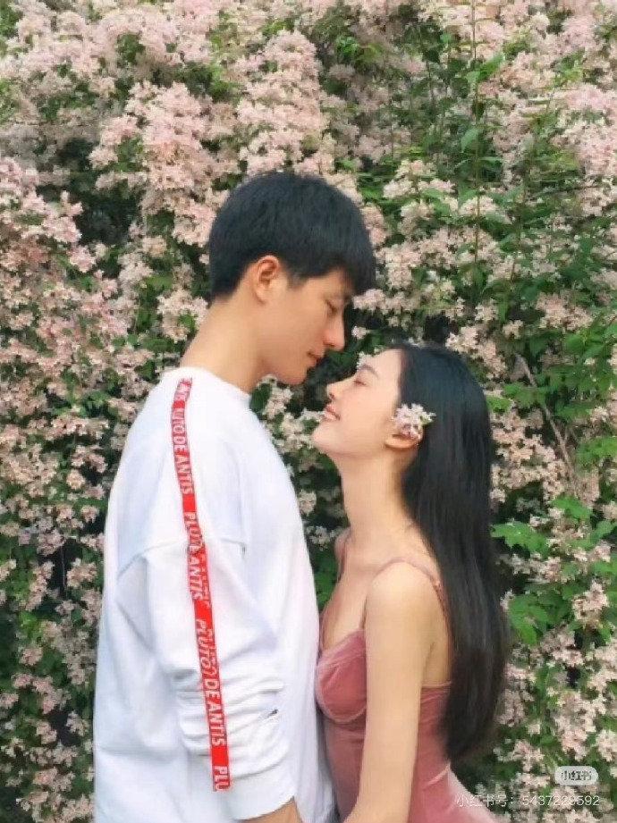 听说易梦玲自从被第一任男友伤害过后就再也不找帅哥谈恋爱了，看来是真的啊，这回更是