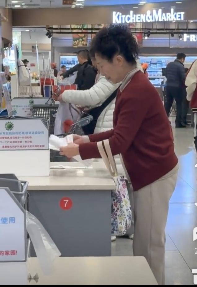 退休金七八千的大妈，在超市里还把塑料袋一卷卷的顺走。
脸不红心也不跳，好像是理所