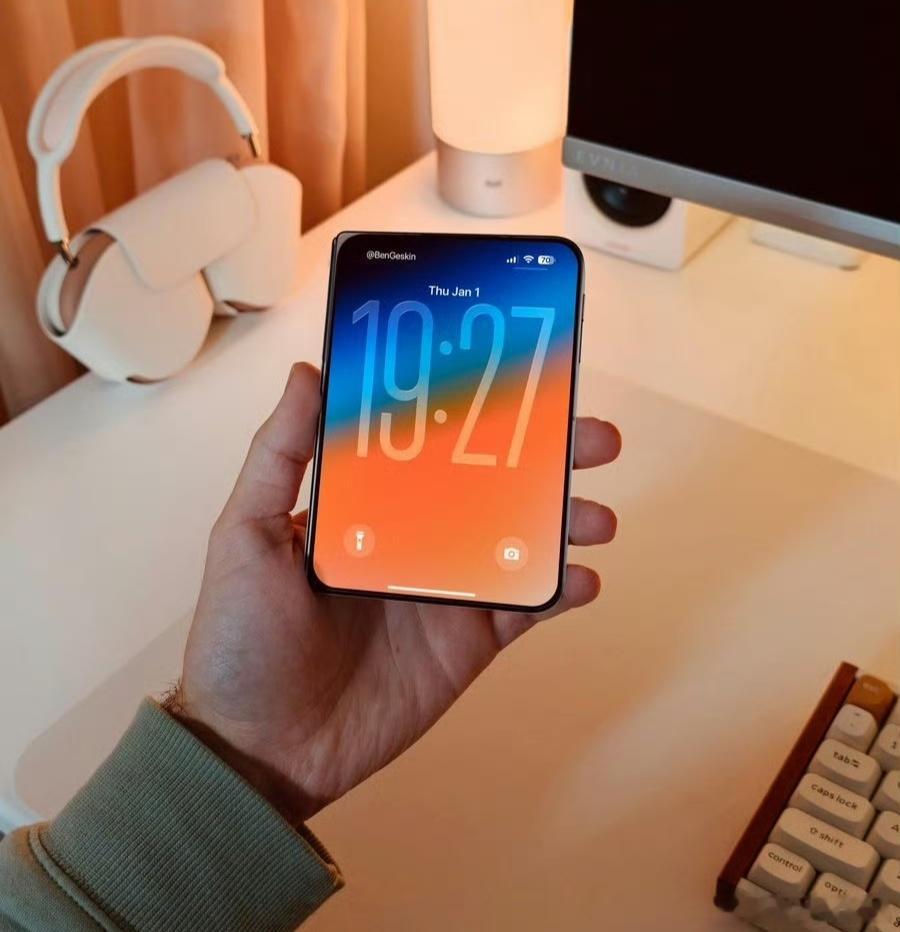iPhoneFold上手iPhone Flod看上去很Mini，虽然第一眼有点别