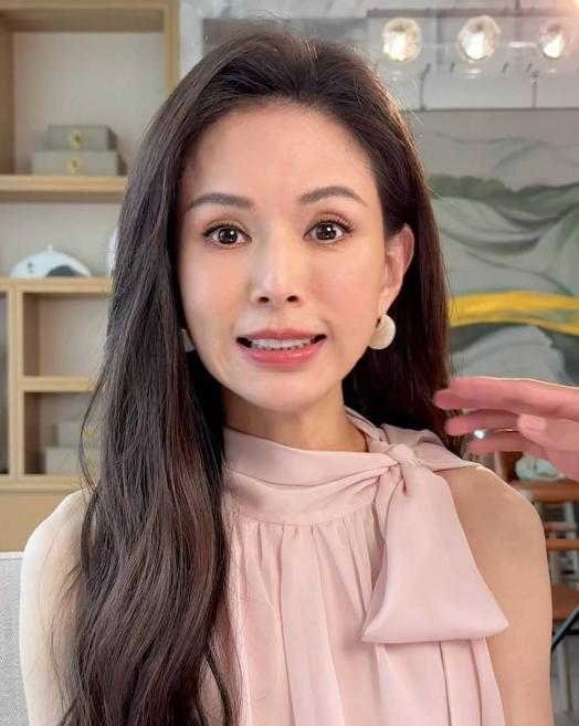 不要再说李若彤了！

她自己都知道自己被羡慕麻了，

她本人59岁了，又身材匀称