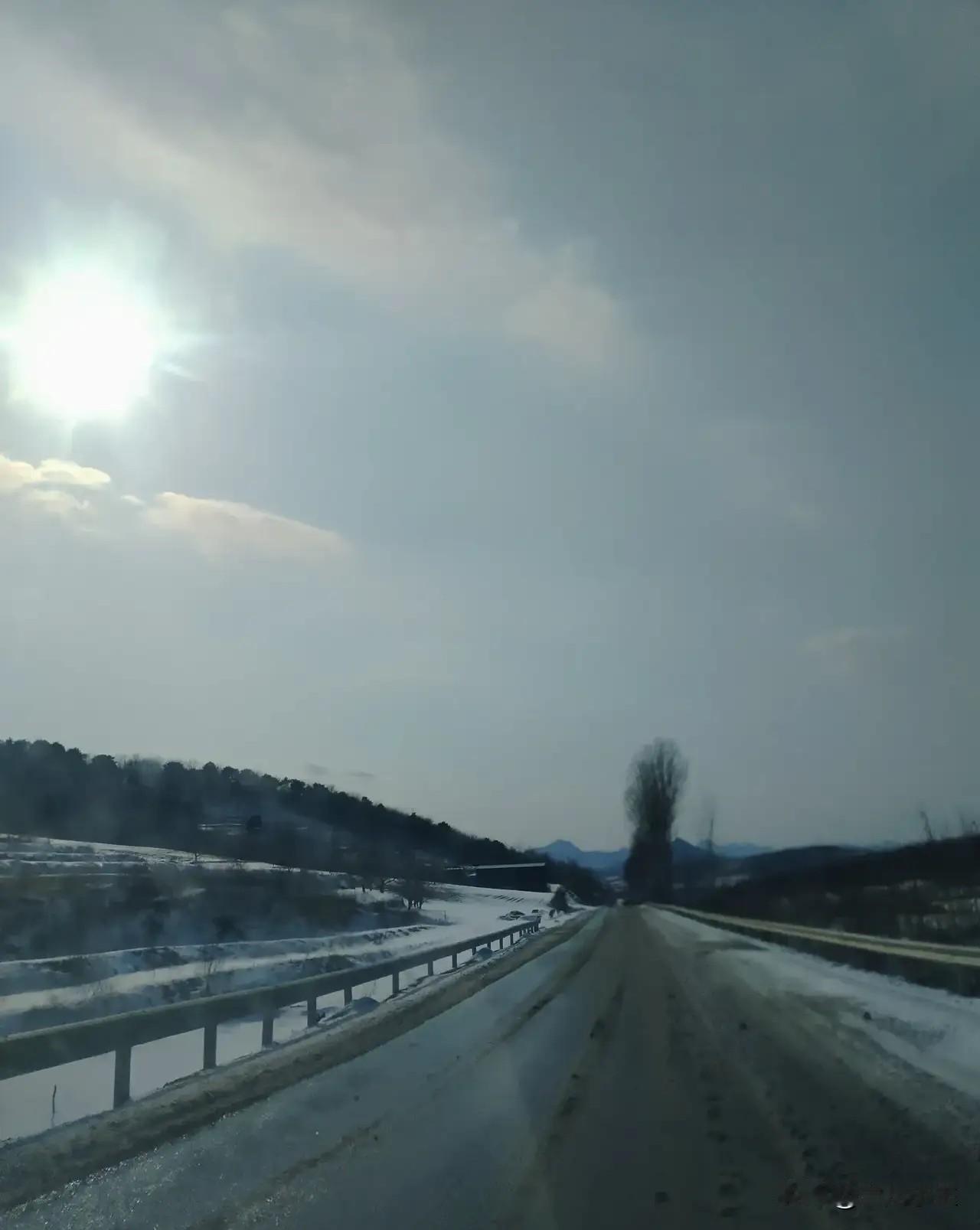 今年冬天没有下雪呢！一直也没有下。别赶到过年再下雪。

记得去年腊月二十八下的大