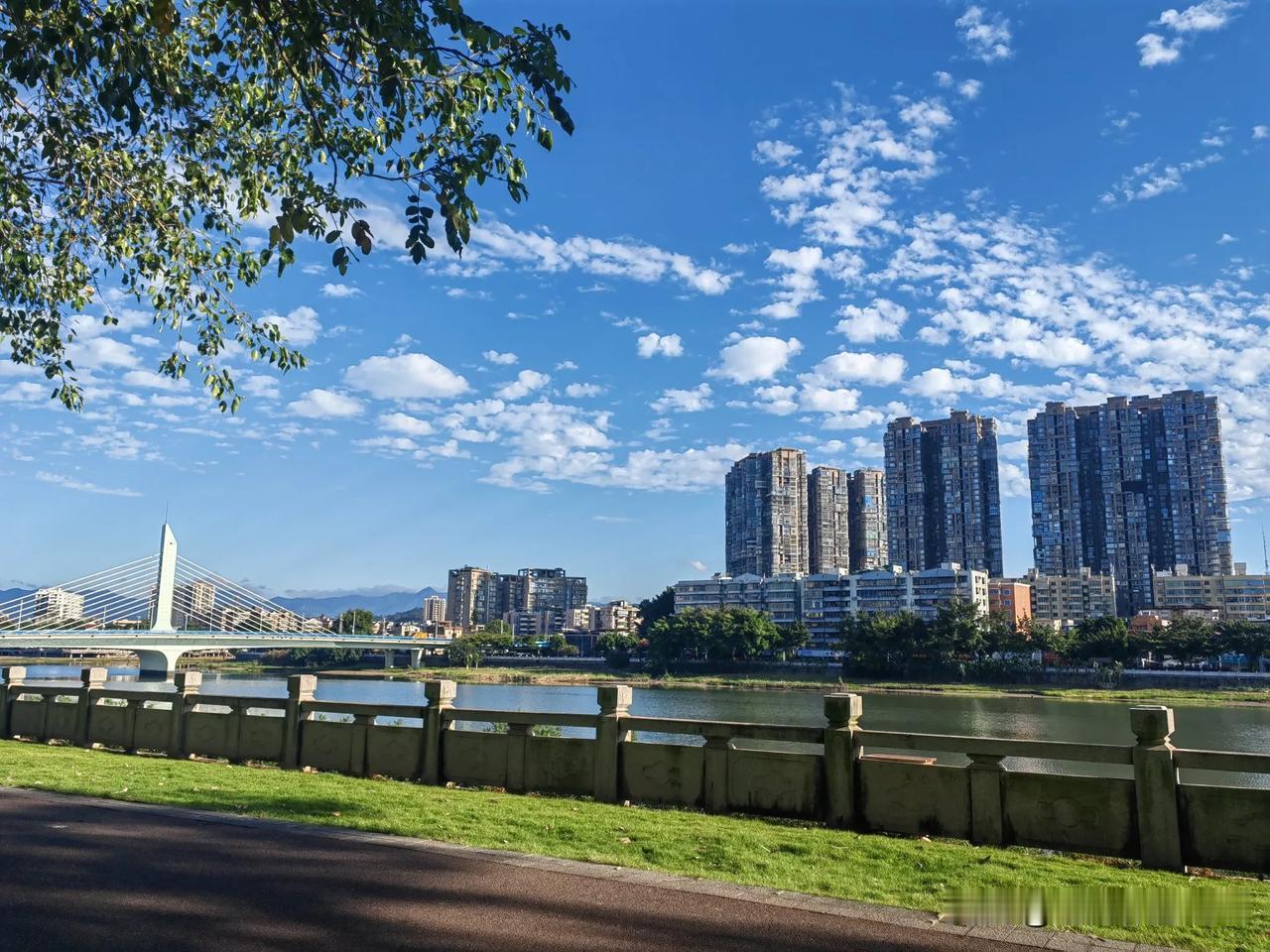 这是刚刚拍到的一幅蓝天白云、小桥流水的秋意图。小编只想出了上联，却对不出下联。有