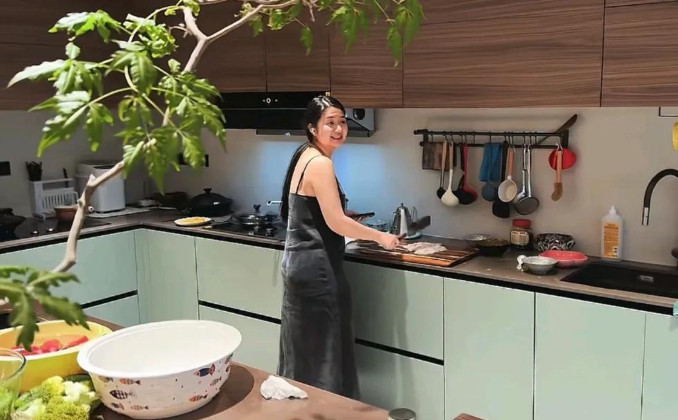 还记得唱《大花轿》的火风吗？没想到他除了儿子霍尊之外，还有一儿一女。

前两天父