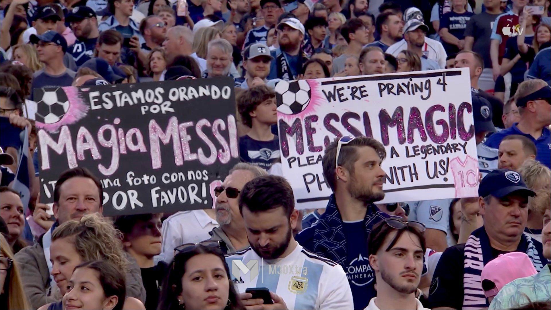 现场球迷举牌：我们祈求梅西的魔法🪄#梅西[超话]# #堪萨斯城竞技vs迈阿密国