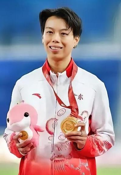 刘景扬没有专属教练，却靠三人托举站上巅峰！低谷时是被她叫“小老头”的麦导，一次次