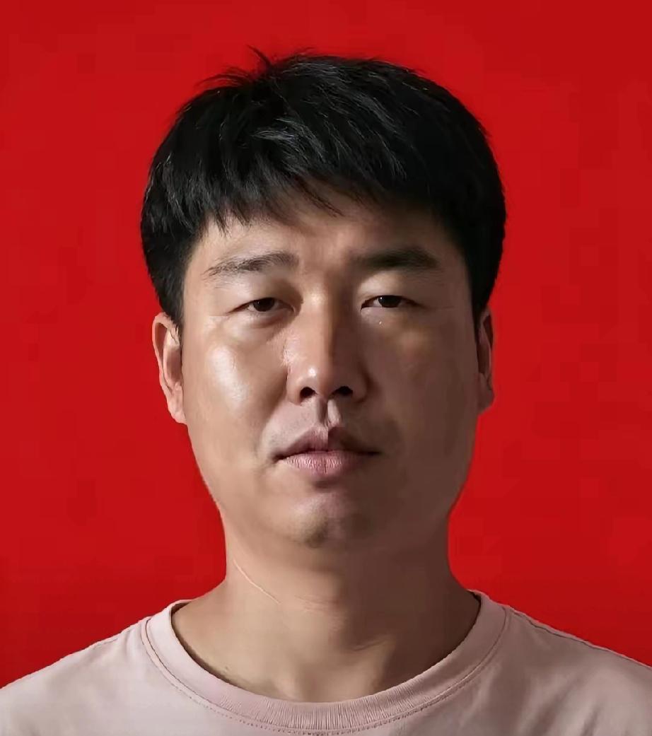 一个开挖掘机的东北大哥，请假带老婆孩子去大连看任贤齐的演唱会，结果人还没见着偶像