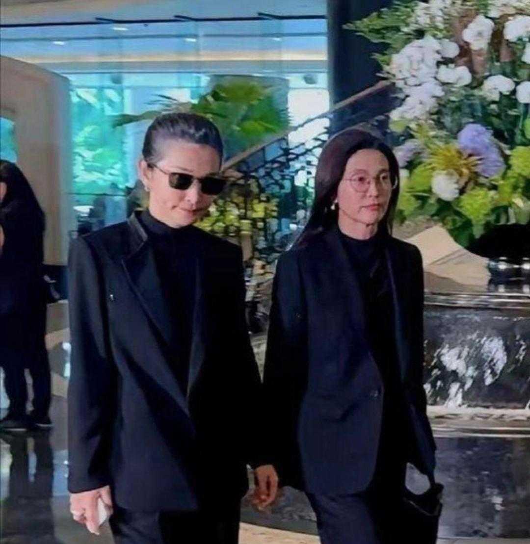 李冰冰头发也白成这样了，再有钱也抵挡不了岁月的无情呀