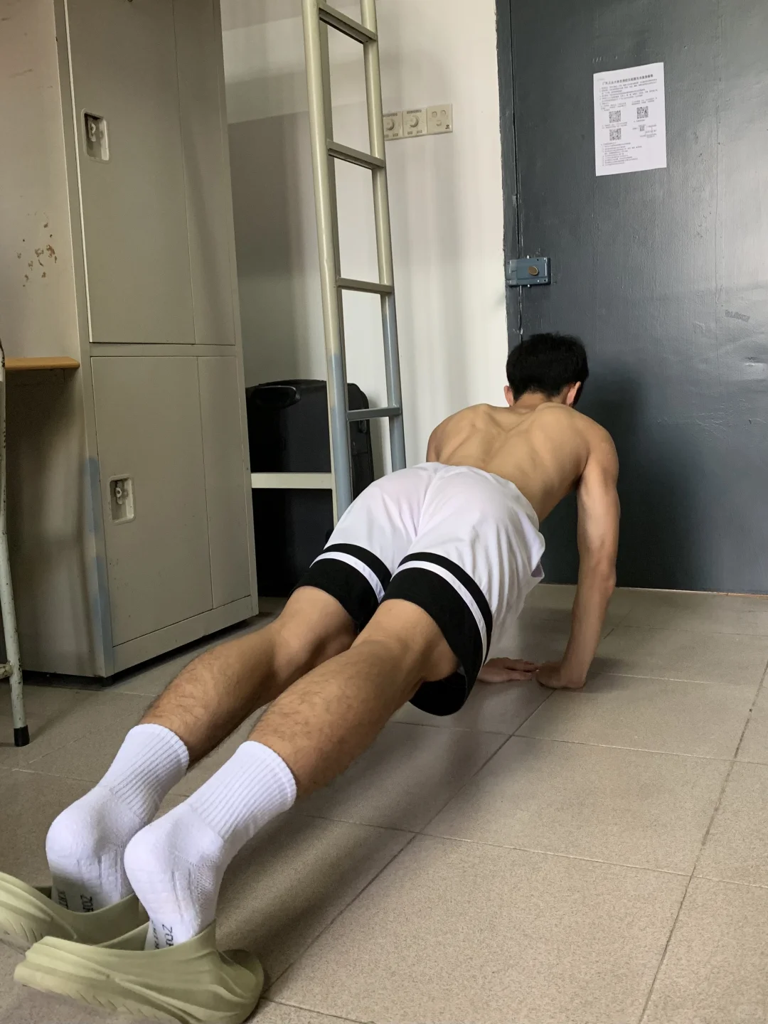 男大日常｜宿舍俯卧撑健身💪｜live图