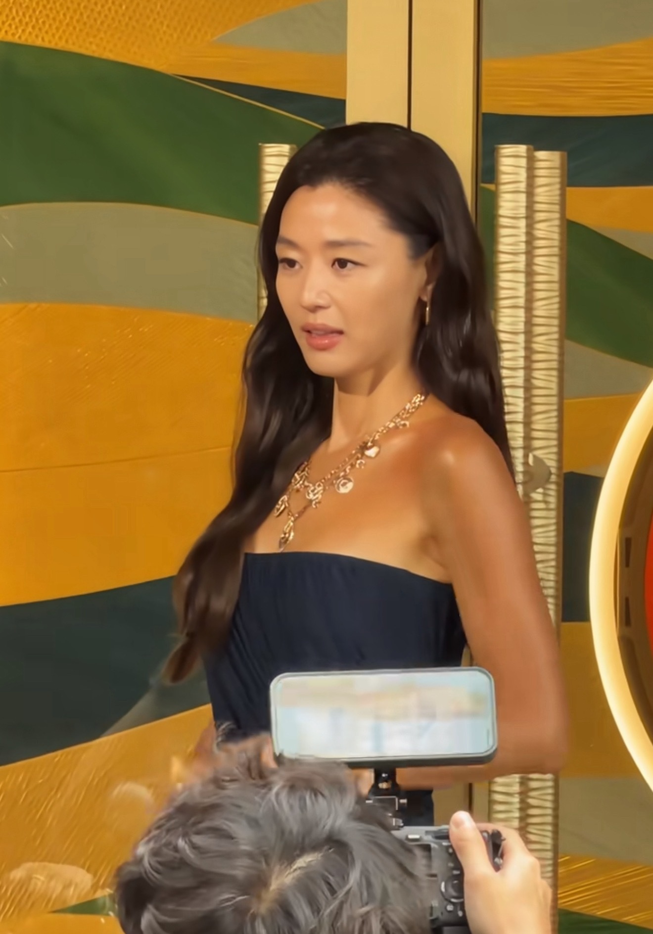 全智贤去美黑了吗，咋身上晒成这样了… 