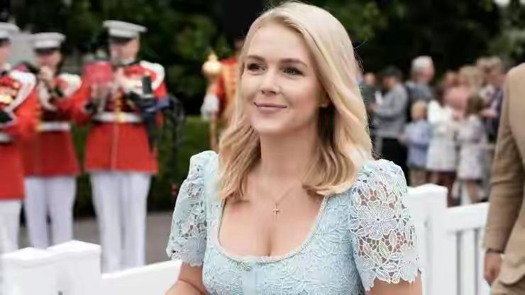 特朗普弃用金发美女！华裔UFC出身相扑手出任发言人，太狠了！

我是“高等教育文