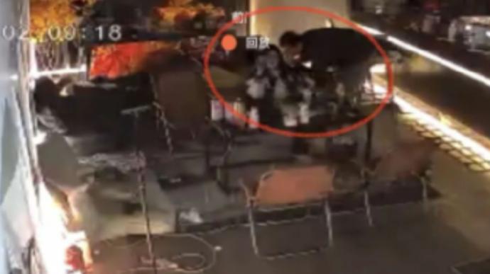 河南洛阳，35岁男子深夜去小酒馆喝酒，中途出门买饮料，酒杯留在桌上。17岁的女店
