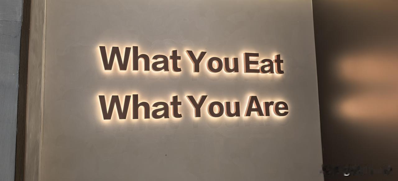 以你的水平，怎么翻译这句话？饭馆里看到的。