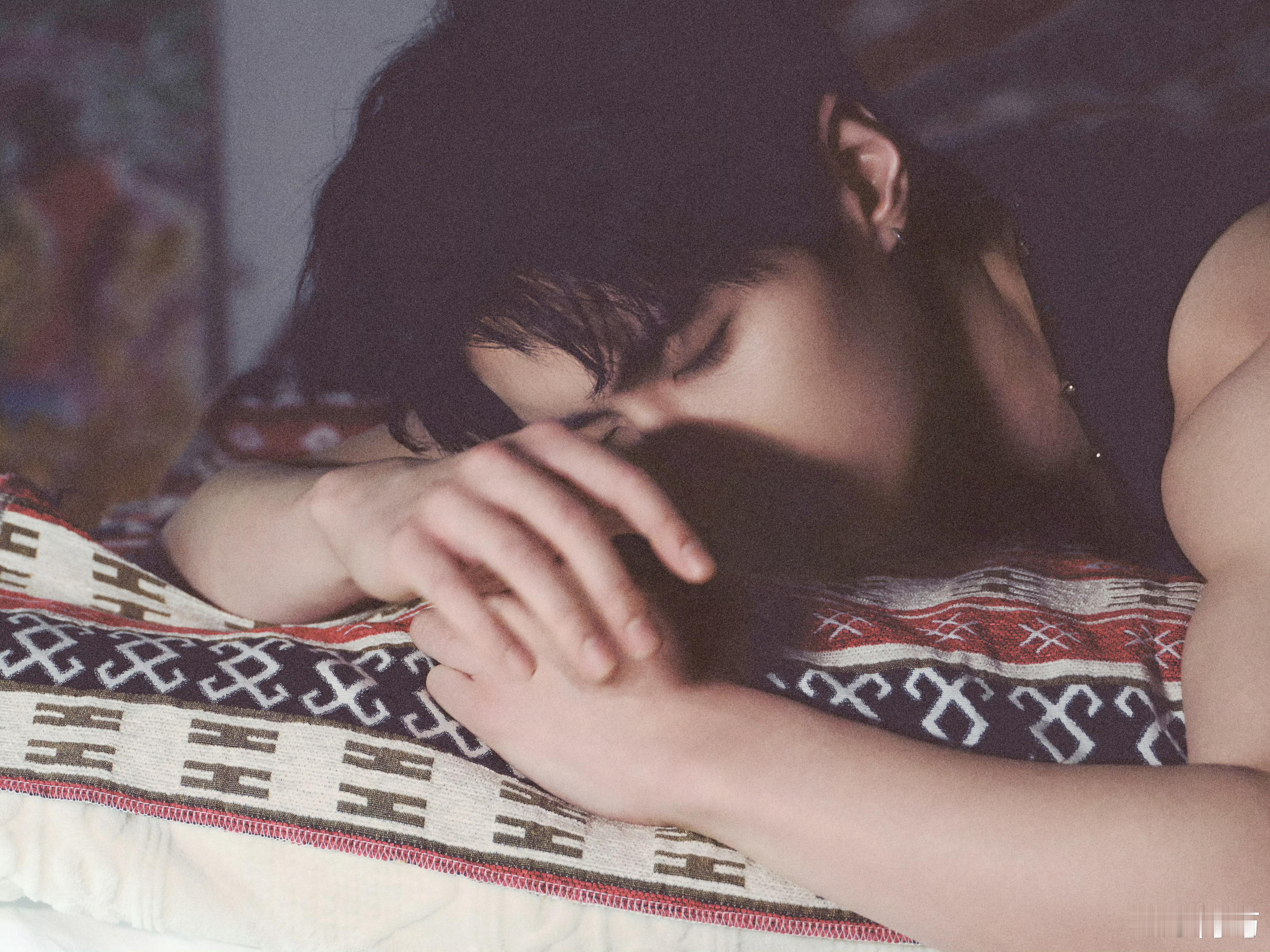 何与 高定糙汉 最近有点买股何与！