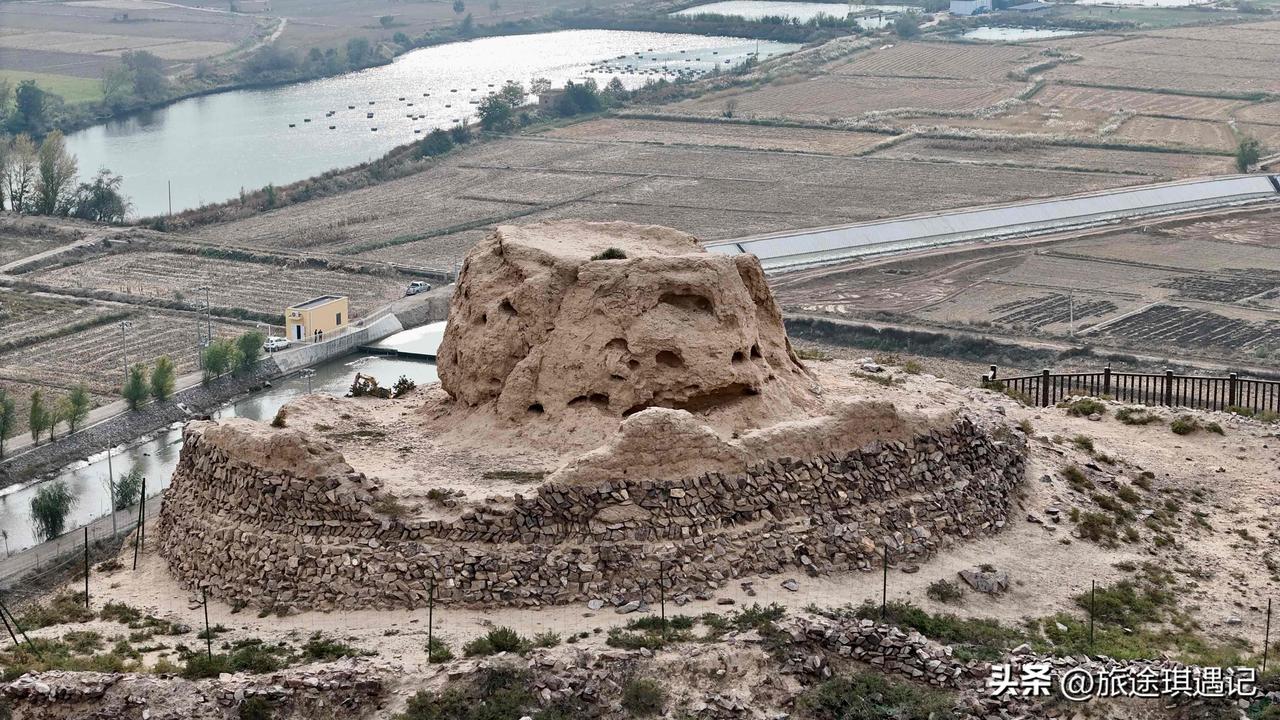 在宁夏中卫市东郊的苍茫大地上，一座关隘静卧于群山与黄河之间，墩台沧桑，石壁斑驳，