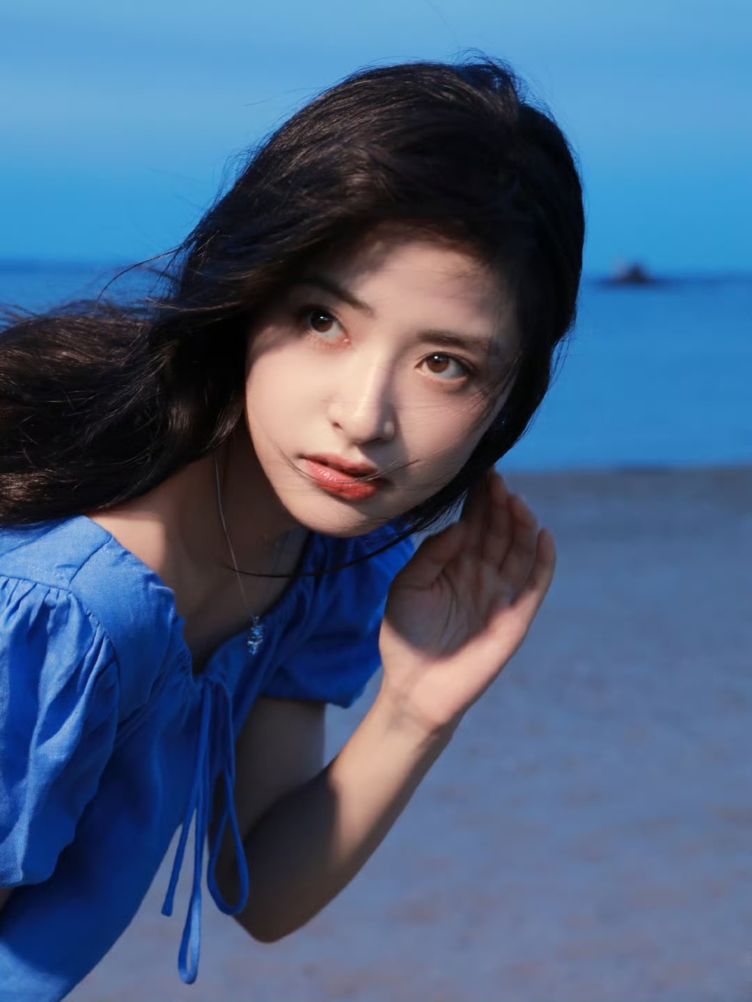 沈月[超话]沈月海边magichour日落终曲，蓝色弥漫，抓住转瞬即逝的magi