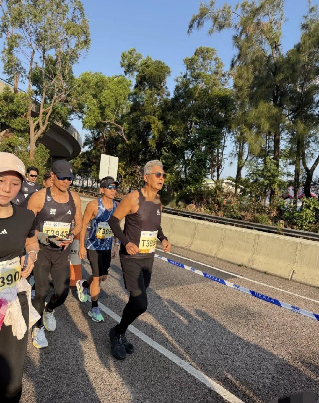 2026香港渣打马拉松偶遇70岁的周润发。当天看见发哥满头白发，皮肤松弛满脸褶子