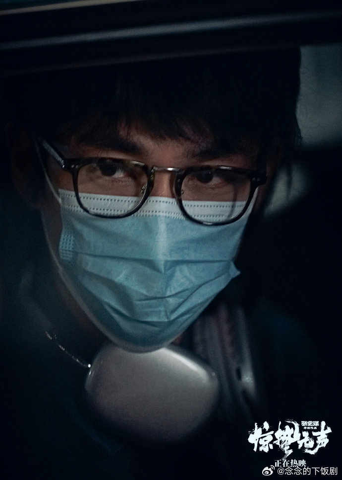 朱一龙这里不让打车朱一龙这里不让打车，杨幂在片场跑得飞快，朱一龙完全跟不上，伸手