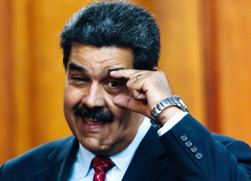 马杜罗的表情和姿势是什么意思呢？
马杜罗用手把眼皮给撑开，这是在表达什么意思呢？