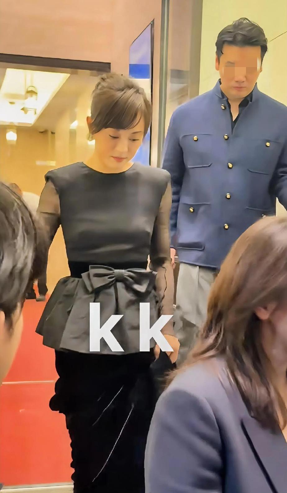 孙俪这是真空吗？
还是忘记奶盖了？
不可能呀！
这应该是衣服款式的问题[笑哭]