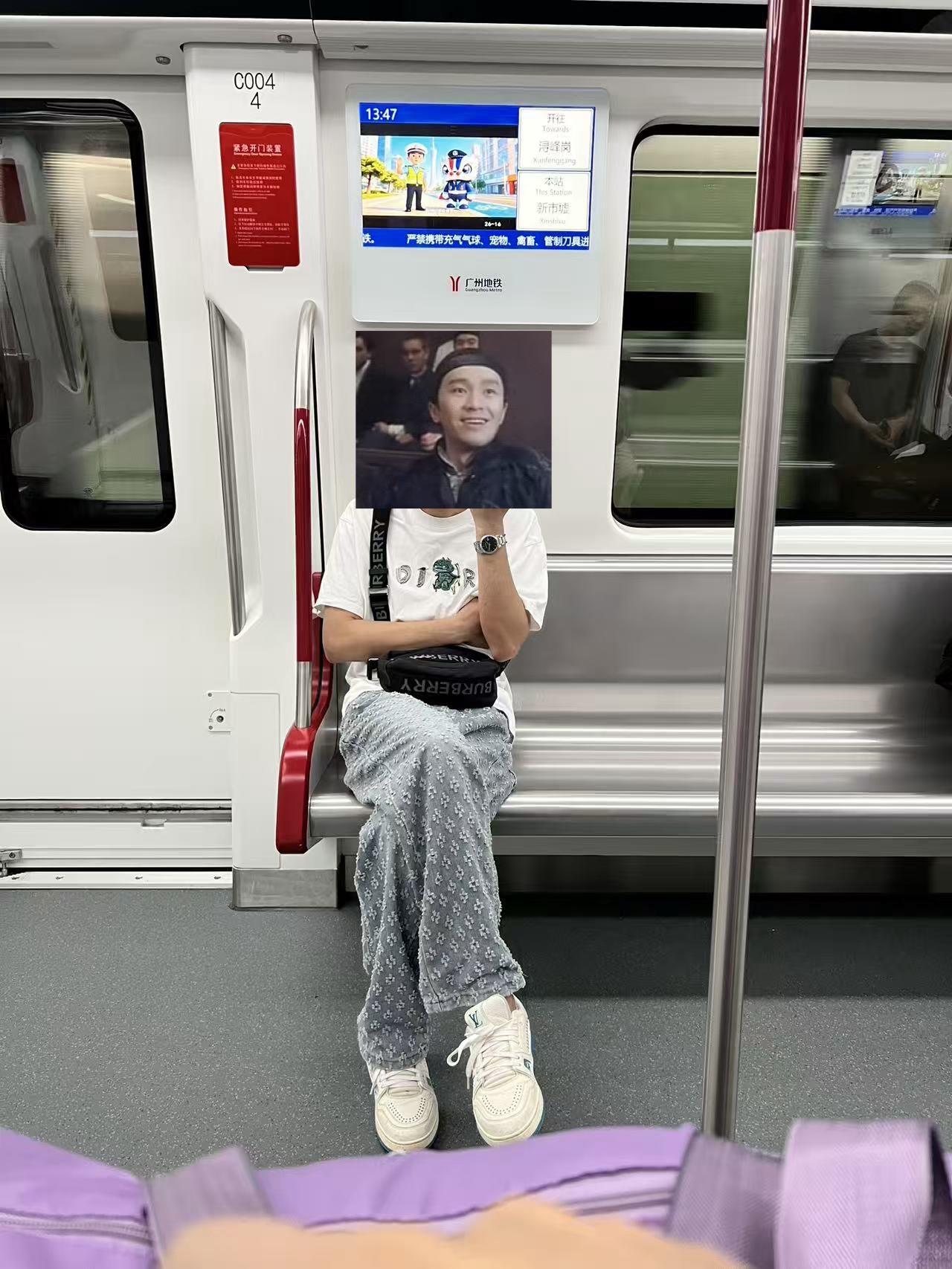 广州地铁随拍
在广州有钱人基本穿拖鞋出门，不达一定资产还没资格。
那么地铁对面今