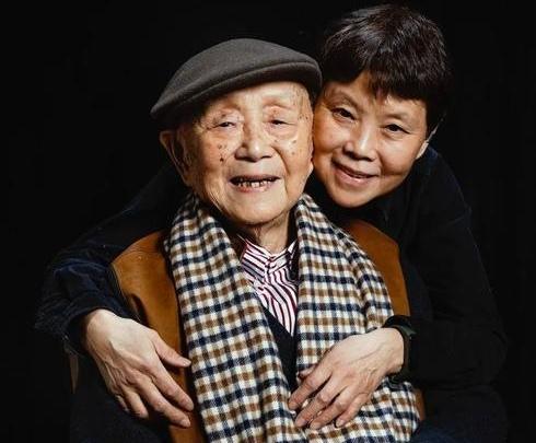 黄永玉与张梅溪：小号定情，私奔千里，相守76年，相爱十万年
 
张梅溪出生于将门