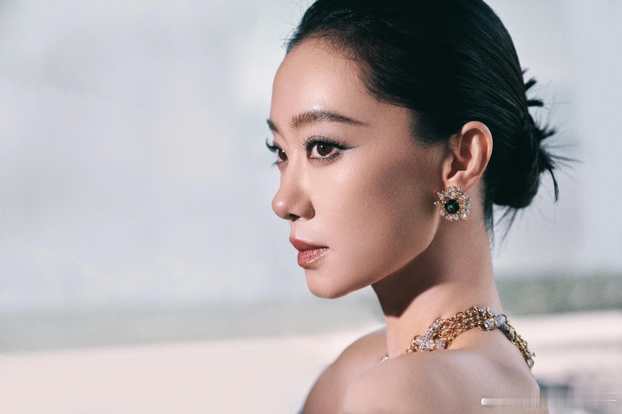 #张小斐晚宴造型##张小斐[超话]# 张小斐昨晚在 VOGUE 活动上的亮相，两