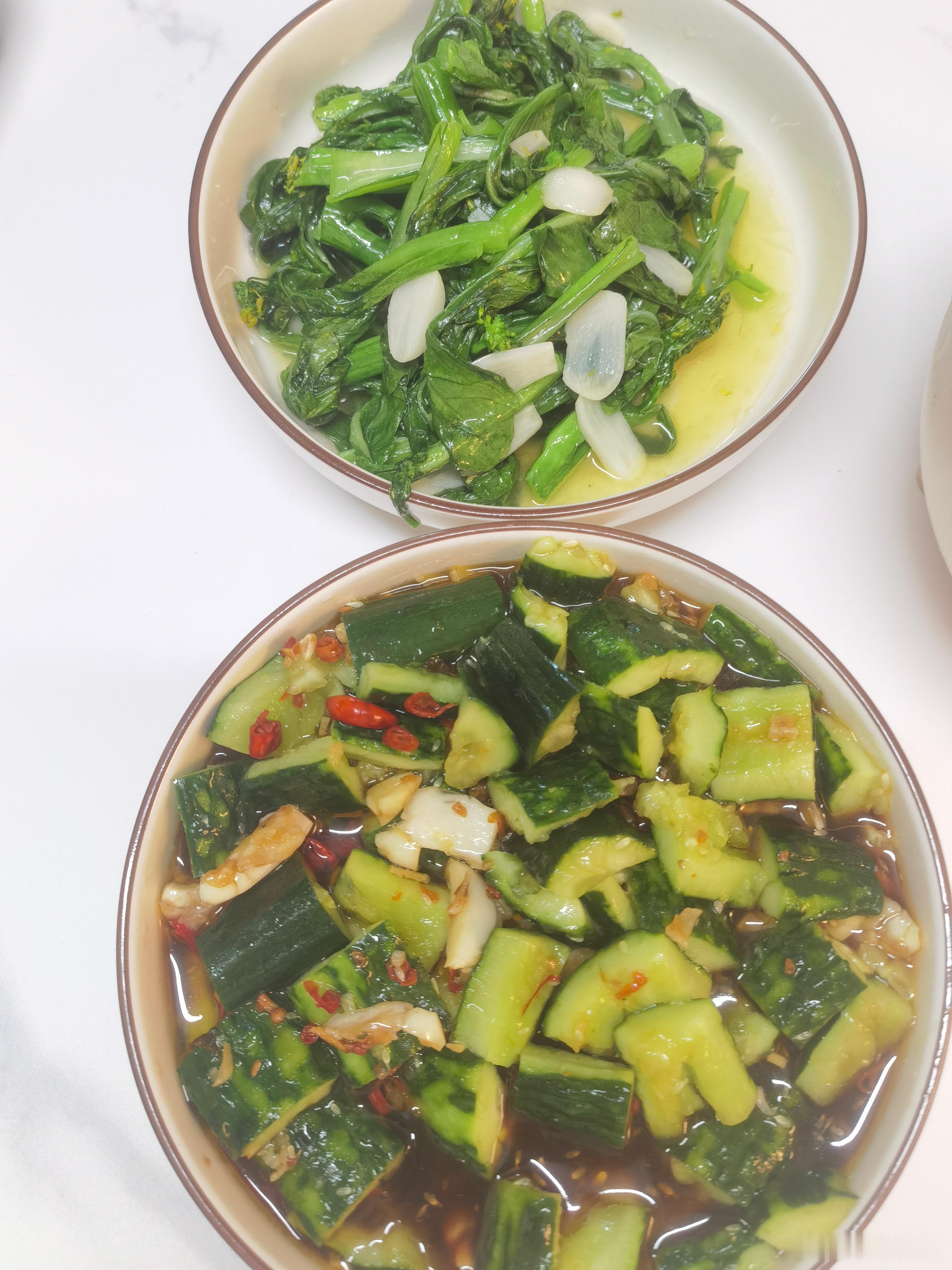 夏日晚餐：拍黄瓜+清炒菜心 