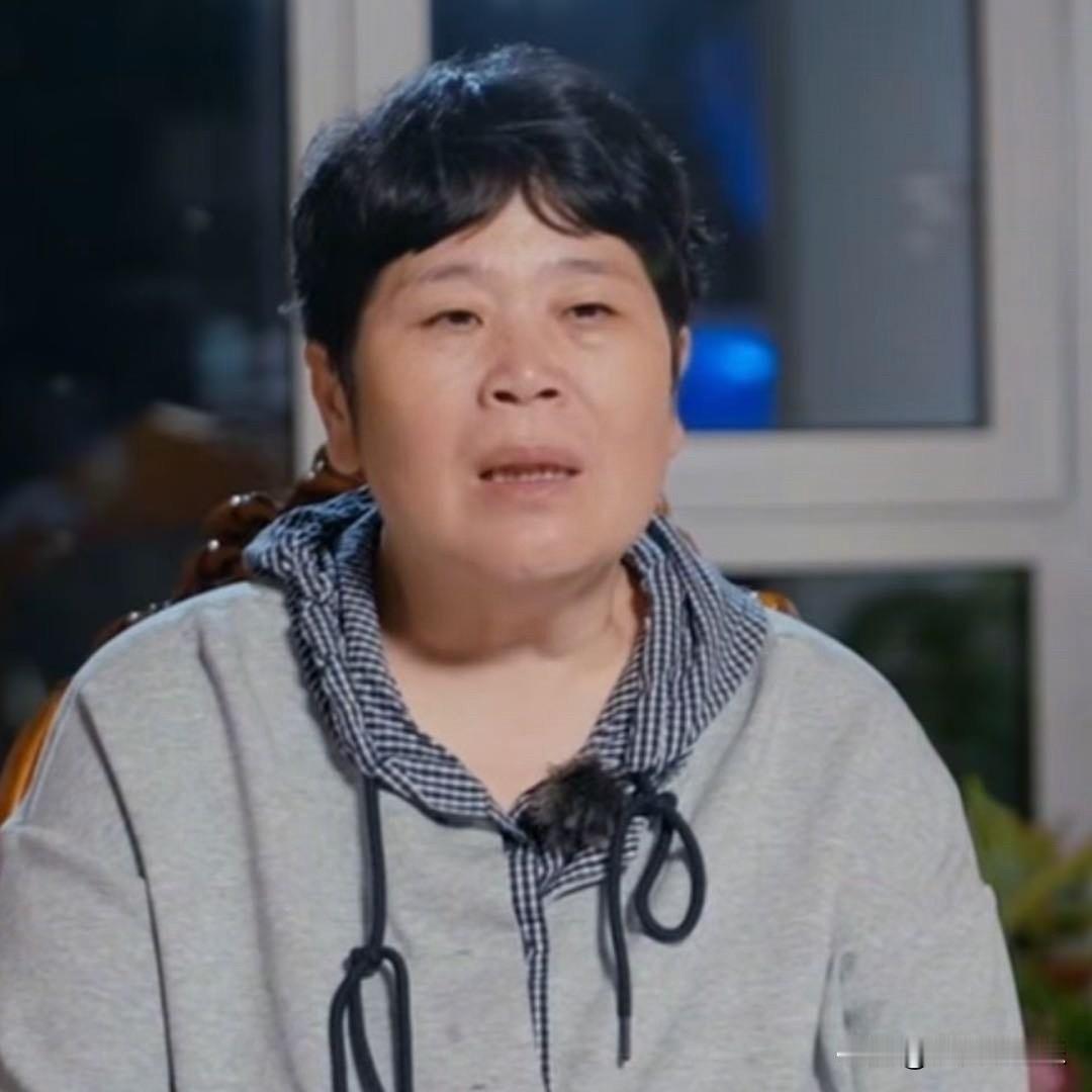 房主任
一个中年离异，净身出户的中年农村妇女
因极具生活气息的农村妇女形象迅速走