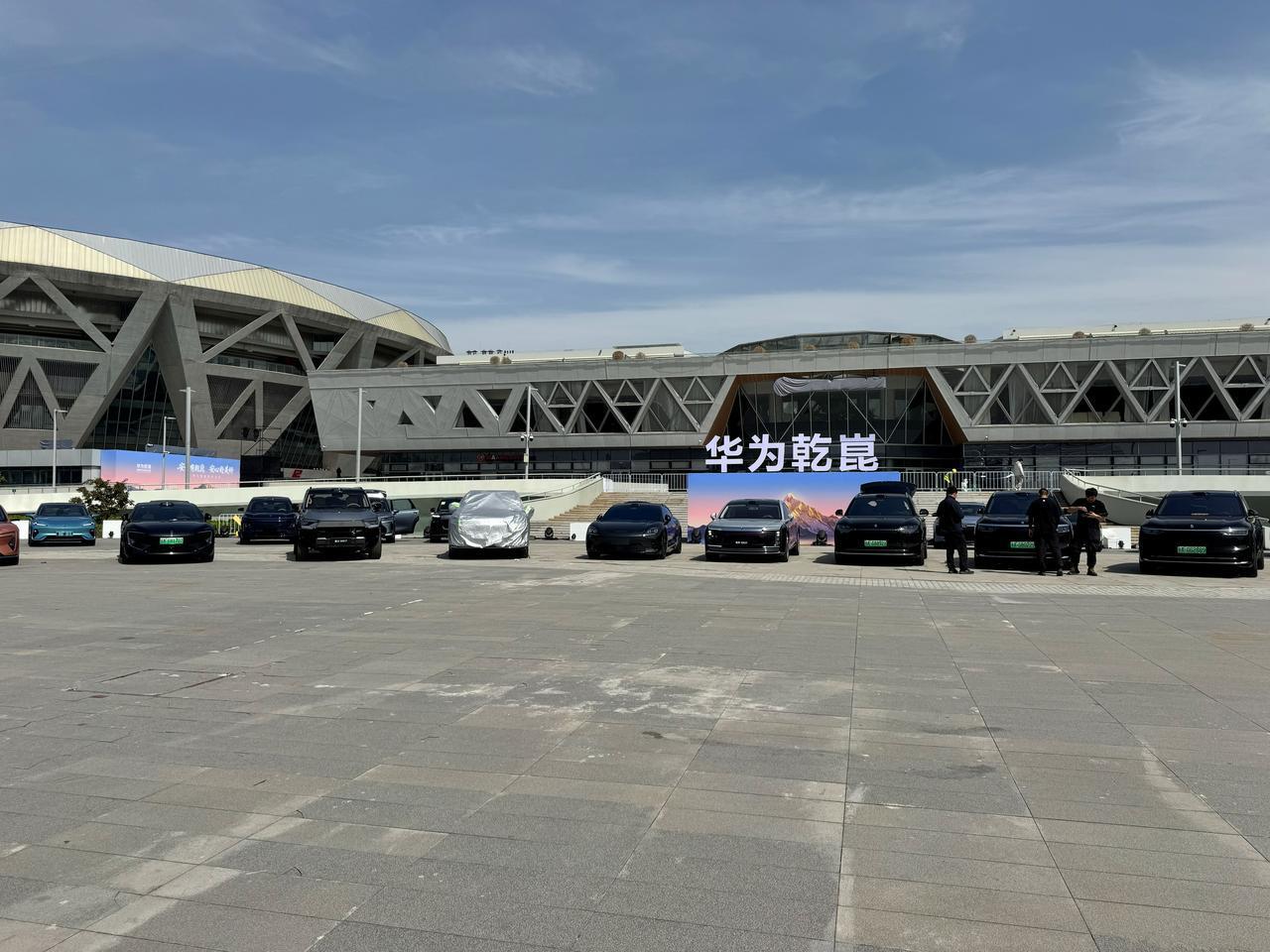 这次华为乾崑技术大会，最让人意外的一点，就是和央视新闻一起联合呈现。大家都知道，