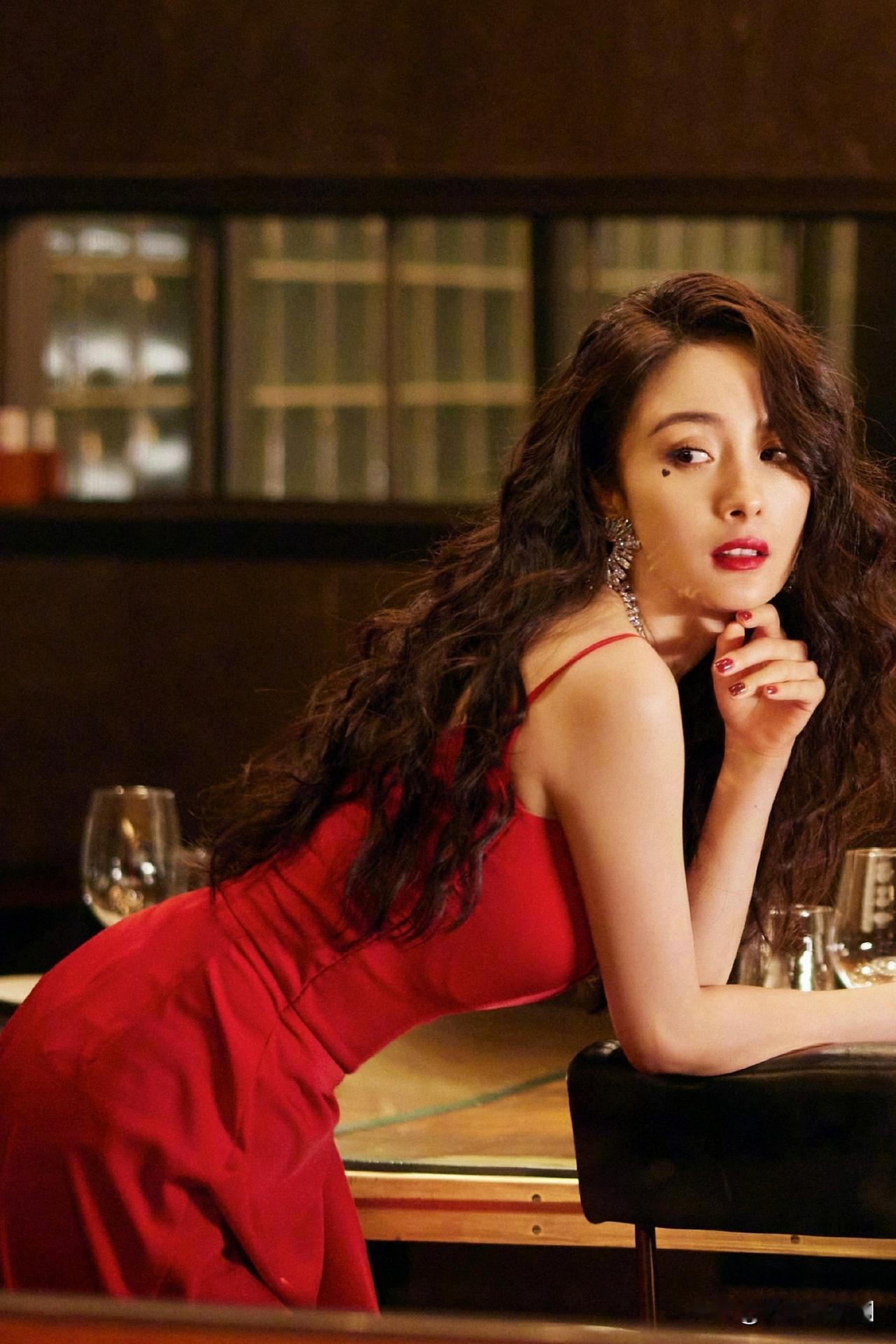 大幂幂红色烈焰大波浪，绝美