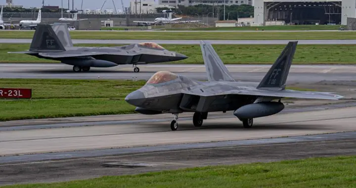 美军F-22、F-35隐身战斗机轮换部署日本