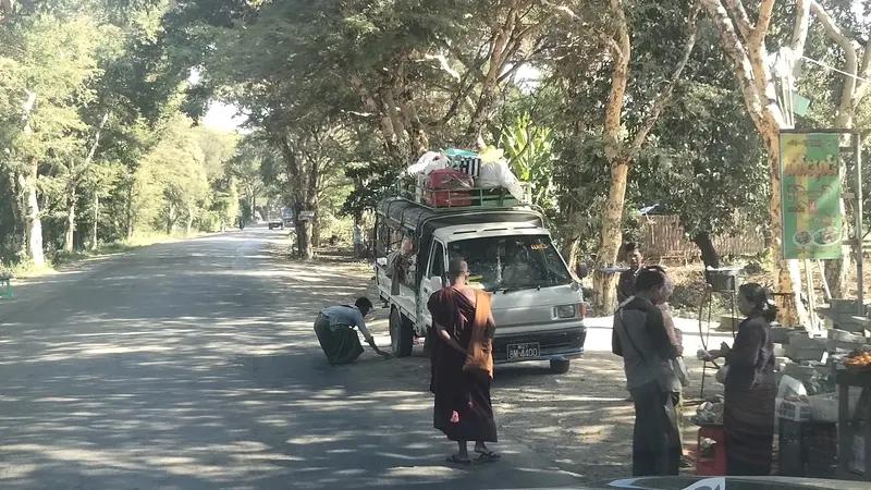 缅甸这起交通事故太让人痛心了！4月18日下午，在仰光至毛淡棉公路上，一辆大客车和