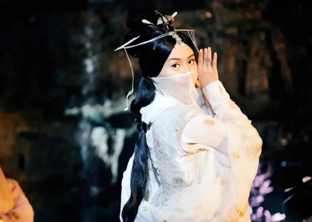 李夫人病重，汉武帝前往探望，可没想李夫人却蒙着脸，无论武帝怎么劝说，都不肯让武帝